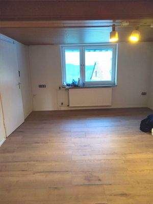 Blick vom Bad in das sich anschließende Zimmer