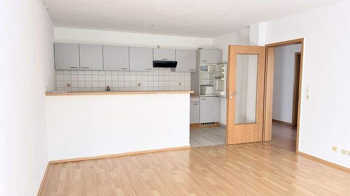 Im Wohnzimmer mit Küche und Einbauküche