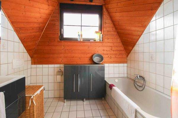 Badezimmer mit Badewanne DG