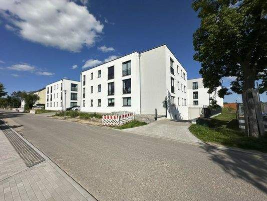 Anliegerstraße mit Tiefgaragenzufahrt