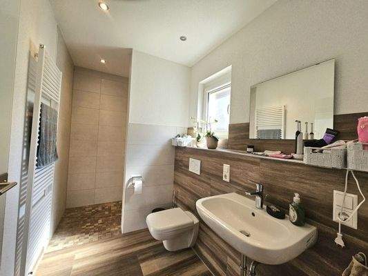 Bad zu Schlafzimmer 1 Erdgeschoss