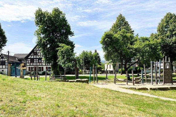 Spielplatz vor historischer Kulisse