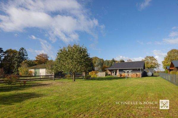 Der hintere Garten ist komplett eingezäunt