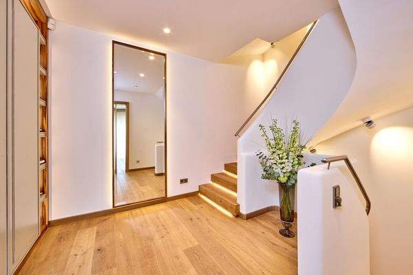 Treppenhaus mit indirekter Stufenbeleuchtung