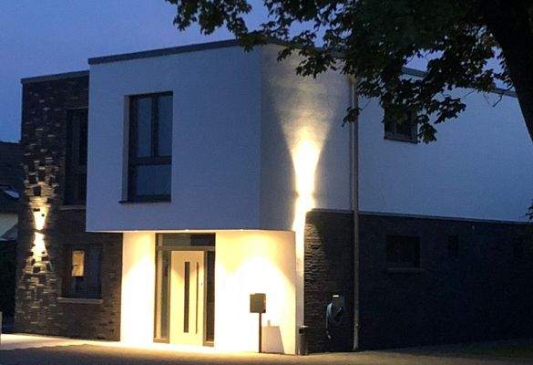 Nachts mit gedimmter Beleuchtung