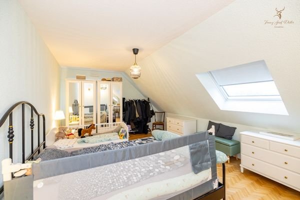 Elternschlafzimmer mit Fenster