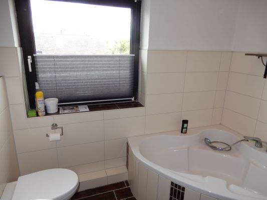 Voll- und Duschbad mit Fenster