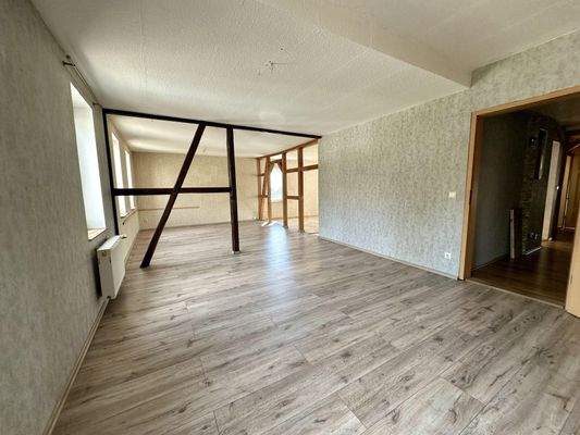 Wohnzimmer mit angrenzender Küche im Obergeschoss