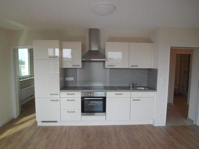 Helle 4-Zimmerwohnung mit Balkon und Einbauküche - Photo 2