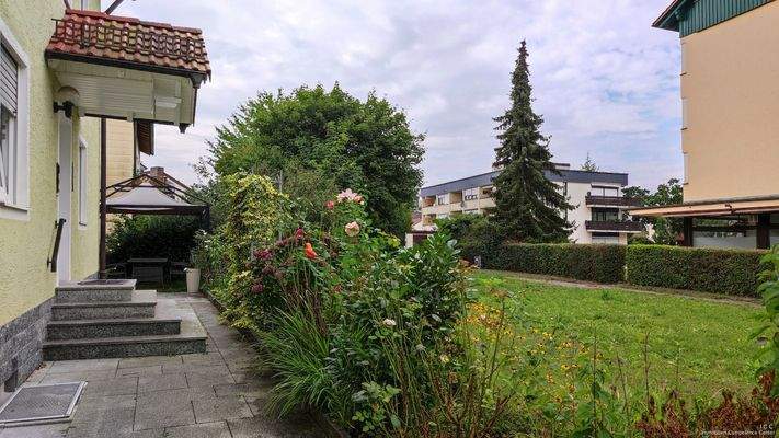 Der Fußweg zum Haus mit Blick auf den Pavillon