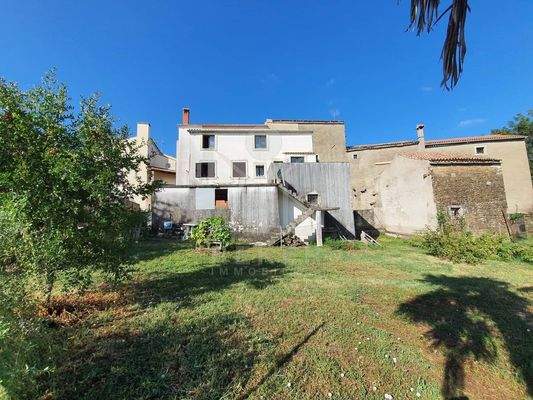 Eine mediterrane Bepflanzung ziert den Garten