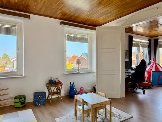 Wohnzimmer mit Durchgangstür Ansicht 1