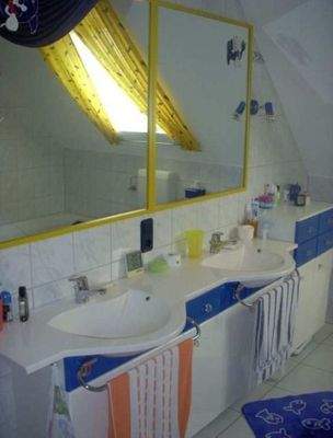 Bad im Dachgeschoss mit 2 Waschbecken