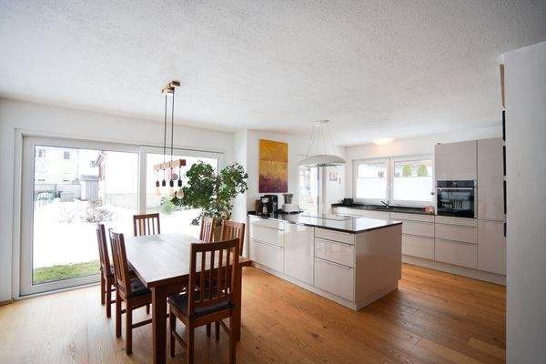 Essbereich mit hochwertiger Küche