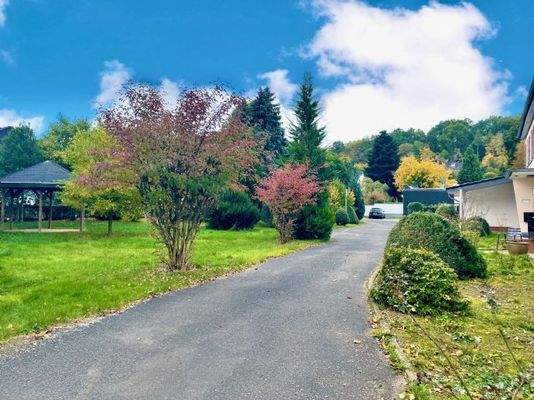 Links zwei Grundstücke