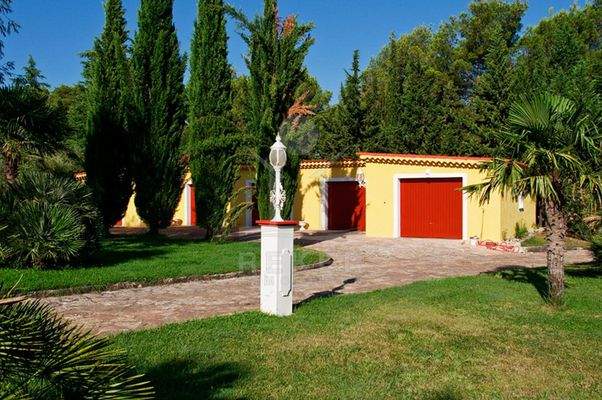  5 Garagen mit Schwingtoren 