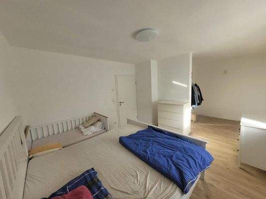 Schlafzimmer mit begehbarem Kleiderschrank OG