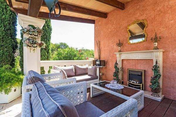 Überdachter Loungebereich