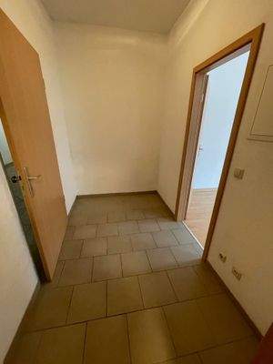 Wohnungseingang mit Fliesenboden