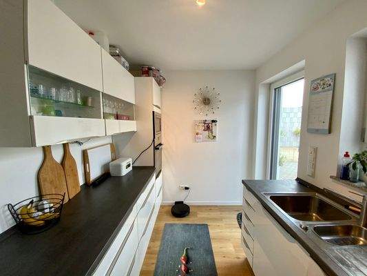 Küche mit Zugang zur Terrasse