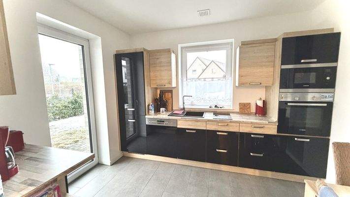 Moderne Küche mit Terrasse