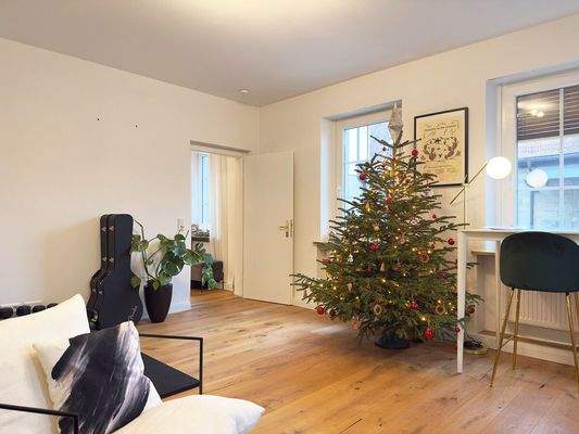 Großes helles Wohnzimmer