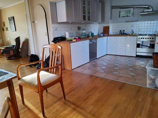 OG offene 2 Jahre alte Einbauküche.jpg