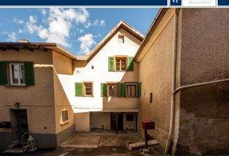 Aussenansicht mit Banner