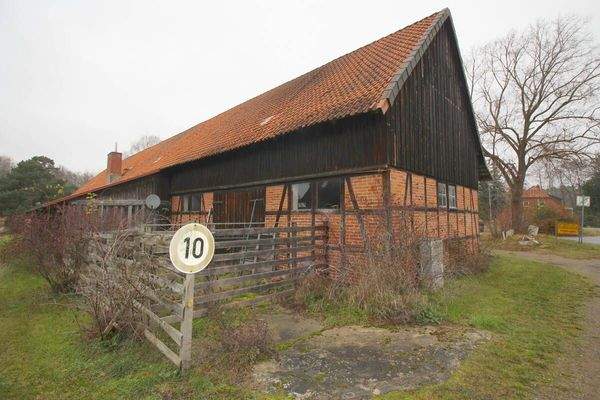 Hinteransicht Hauptgebäude mit insg. 2842 m² Grundstück