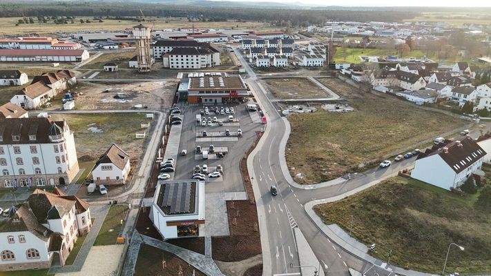 Neuer Rewe-Supermarkt und Frühstückscafe