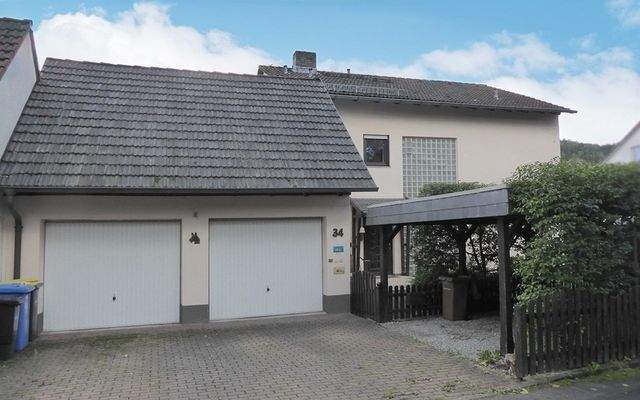 große Doppelgarage und Carport