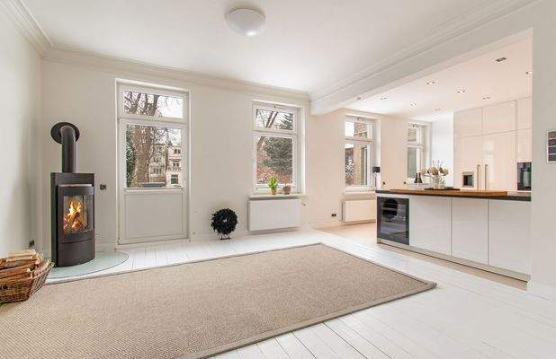 Großer Essbereich mit offener Küche