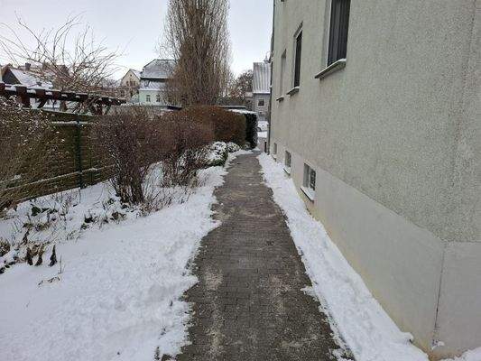 Zugang zur Hauseingangsseite (Ostseite)