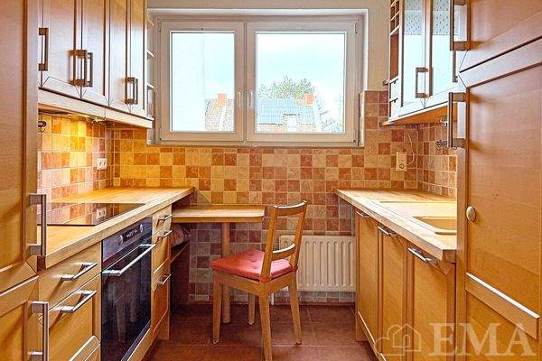 Küche mit Essplatz und Einbauküche