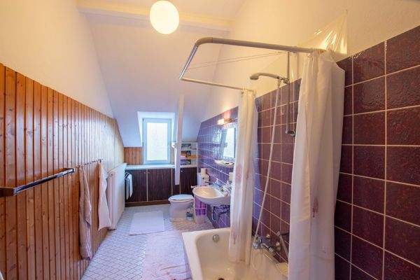 Das Badezimmer im Obergeschoss mit Badewanne