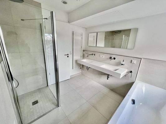 Bdezimmer mit Dusche