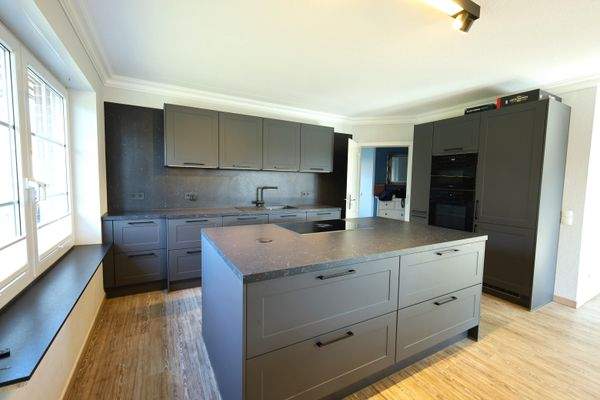 Moderne Küche mit Kochinsel