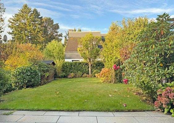 Blick in den schön eingewachsenen Garten