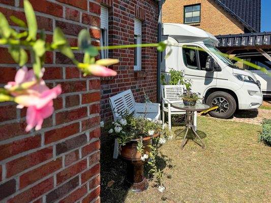 Parkfläche zusätzlich zur Garage neben dem Haus