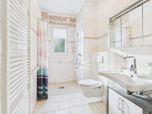 EG Badezimmer mit bodengelicher Dusche