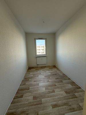 Helles, schmales Zimmer