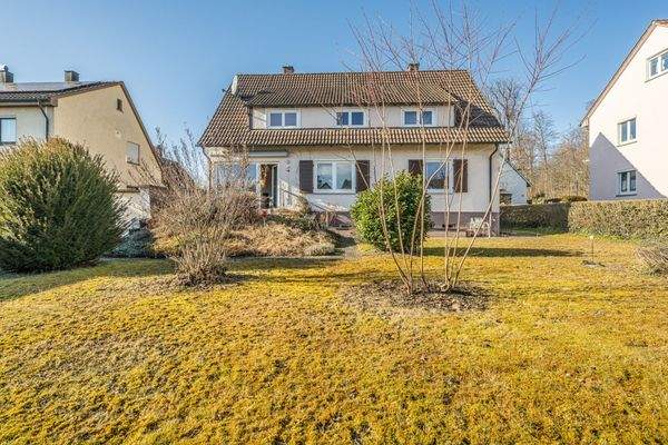 Zweifamilienhaus mit großem Garten