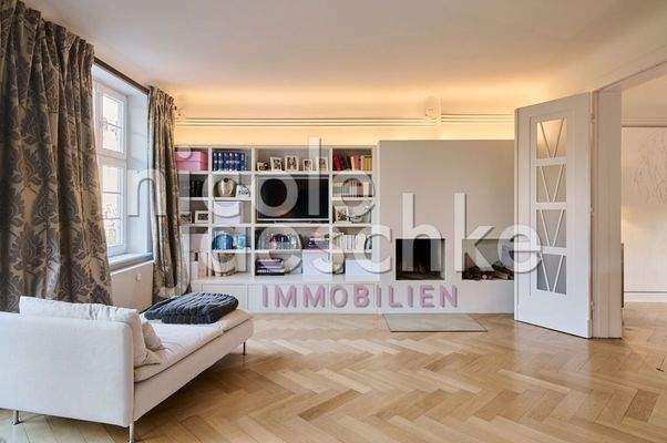 Wohnzimmer mit Kamin & Balkon