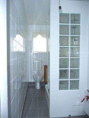 modern gefliestes Bad / WC