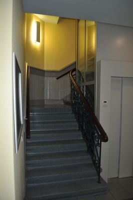 Treppenhaus-Fahrstuhl