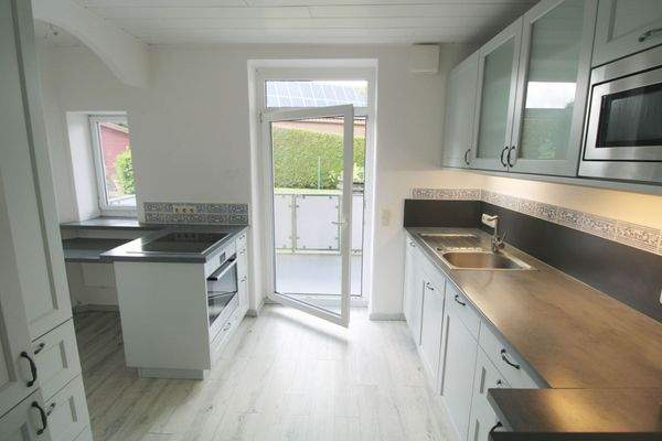 Küche mit Balkonzugang