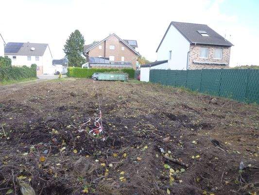  Mittleres Grundstück mit Garage. Von hinten
