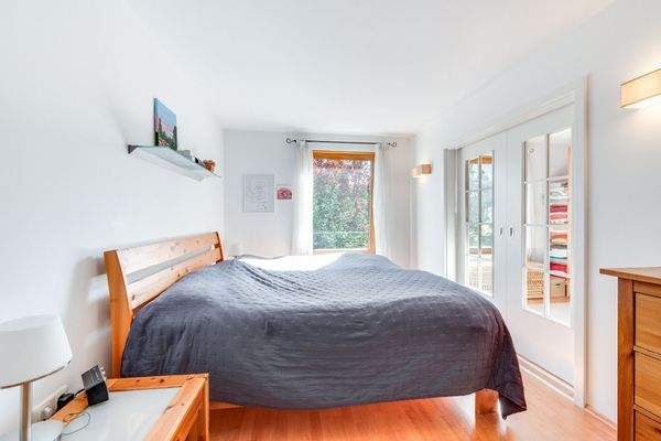 Schlafzimmer mit Zugang zum Ankleidezimmer