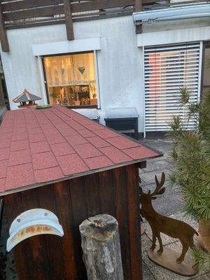 ... Terrassen-Blick, da wird das Kaminholz gelagert ...