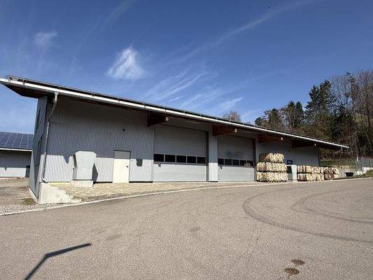 Gewerbehalle mit Büros und Ausstellungsfläche